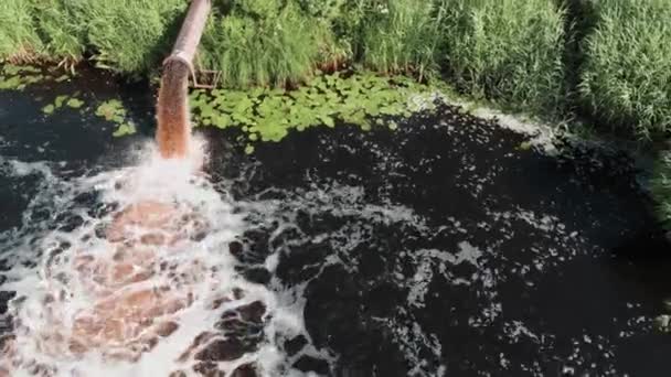Vista Superior Água Suja Que Flui Tubo Enferrujado Para Rio — Vídeo de Stock