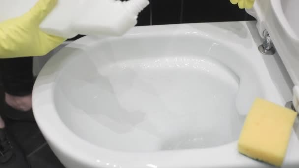 Fregar Inodoro Cerámica Con Desinfectante Esponja Las Manos Mujer Guante — Vídeo de stock