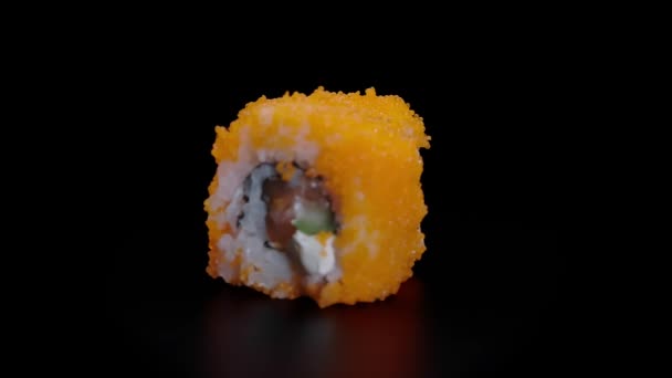 黒を基調としたフライフィッシュキャビア アボカド マサゴ クリームチーズのロールセット — ストック動画