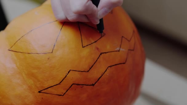 Kobieta Rysuje Przerażającą Twarz Pomarańczowej Dyni Czarnym Markerem Kuchni Święto — Wideo stockowe