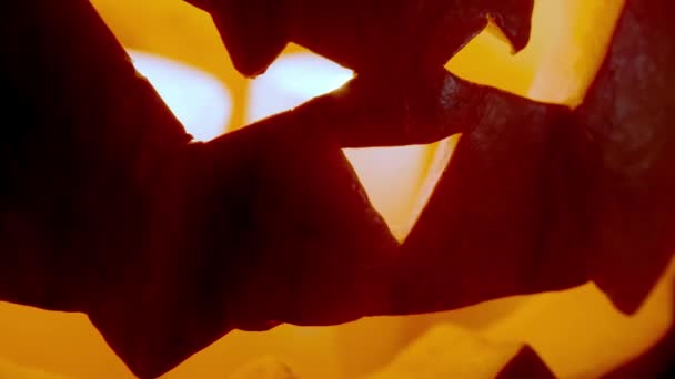 Närbild Fruktansvärd Halloween Pumpa Med Ett Fruktansvärt Utseende Och Skurk — Stockvideo
