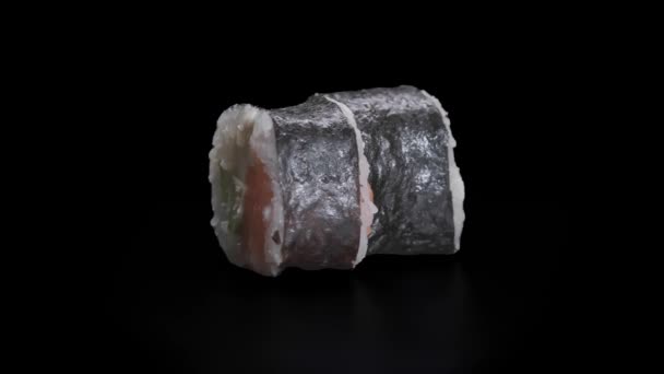 Sushi Rola Com Salmão Sobre Fundo Preto Comida Japonesa Tradicional — Vídeo de Stock