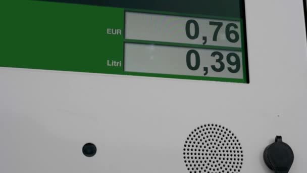 現代のガソリンスタンドは燃料の価格でメートルを示しています ガソリンスタンドカウンターでの燃料価格の高騰 — ストック動画