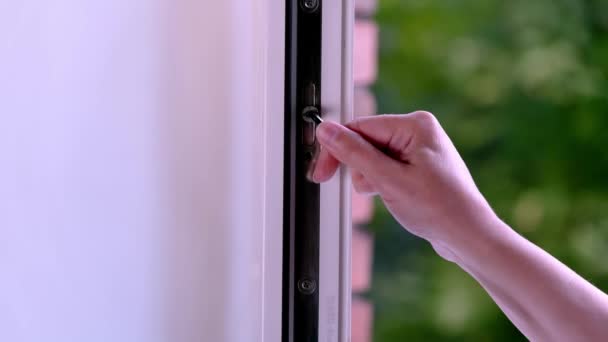 Регулювання Білого Пластикового Вікна Працівник Використовує Шестикутник Ремонту Вікна — стокове відео