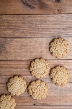 Tahta arka planda taze yulaflı kurabiyeler, şekerleme..