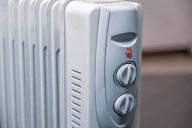 Yağ elektrikli radyatörü yakın plan. Elektrik ısıtıcı çekirdeğinin bir parçası..