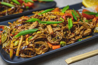 Sebzeli Lo Mein, mantar ve domuz filetosu. Asya mutfağı.