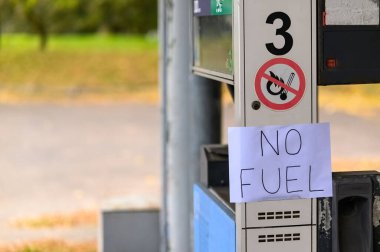 Ekonomik kriz nedeniyle benzin istasyonunda yakıt tabelası yok..