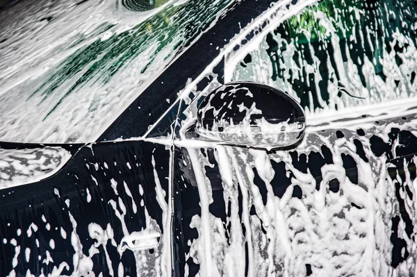 Mão Lavando Carro Com Sabão Espuma Carro Está Coberto Espuma — Fotografia de Stock