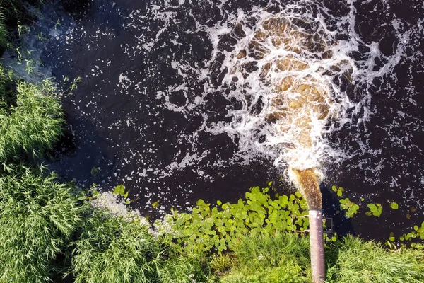 Znečištění Vniká Řeky Špinavá Voda Teče Potrubí Řeky — Stock fotografie