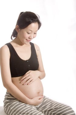 Güzel genç hamile kadın.