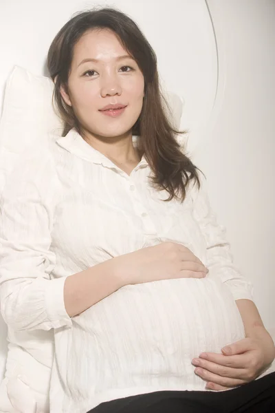 Belle jeune femme enceinte — Photo