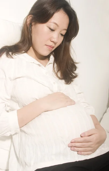 Schöne junge schwangere Frau — Stockfoto