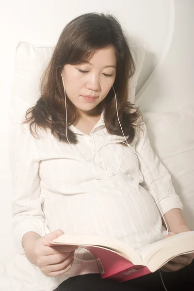Schöne junge asiatische schwangere Frau — Stockfoto