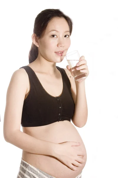 Jovem mulher grávida bebendo água — Fotografia de Stock