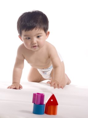 Asyalı bebek bloklarla oynama