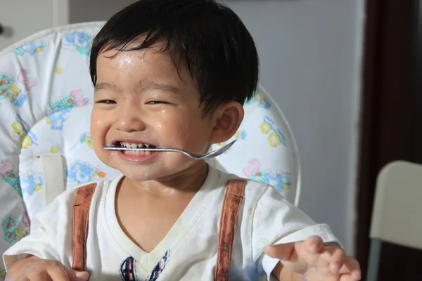 Süße asiatische Junge lächelnd — Stockfoto