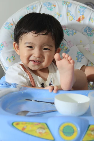 Mignon asiatique garçon manger — Photo