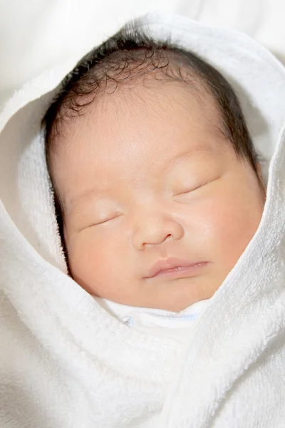 Nouveau-né asiatique bébé — Photo