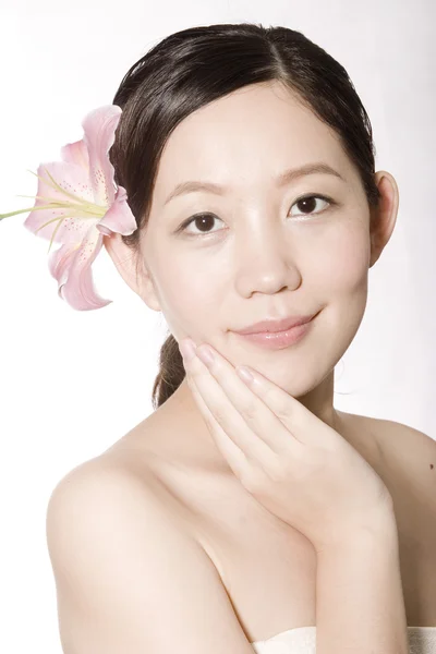 Азиатская девушка с красивой кожей — стоковое фото