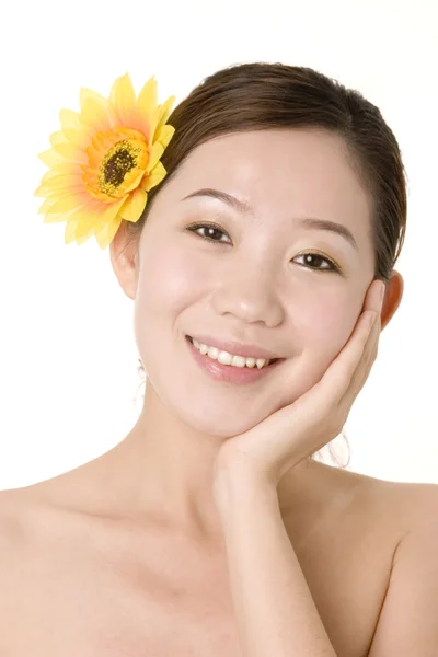 Aziatische meisje met een zon bloem op haar oor glimlachen — Stockfoto