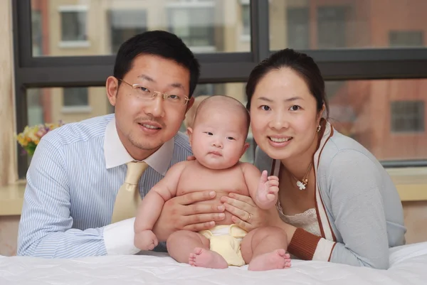 Une famille asiatique heureuse à la maison Images De Stock Libres De Droits