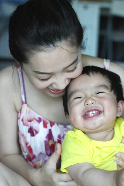 Asiática mãe e seu filho — Fotografia de Stock