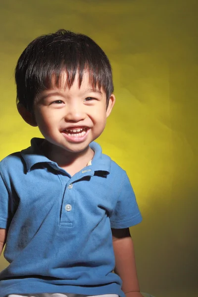 Mooie Aziatische jongen glimlachen — Stockfoto