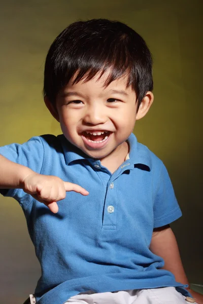 Krásné asijské boy s úsměvem — Stock fotografie