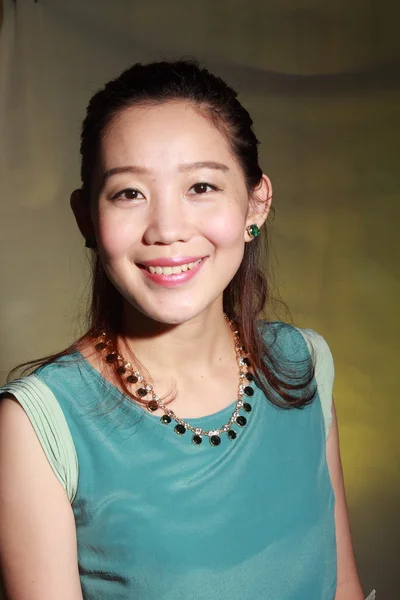 Beautiful young asian woman posing in studio — Stock Photo, Image