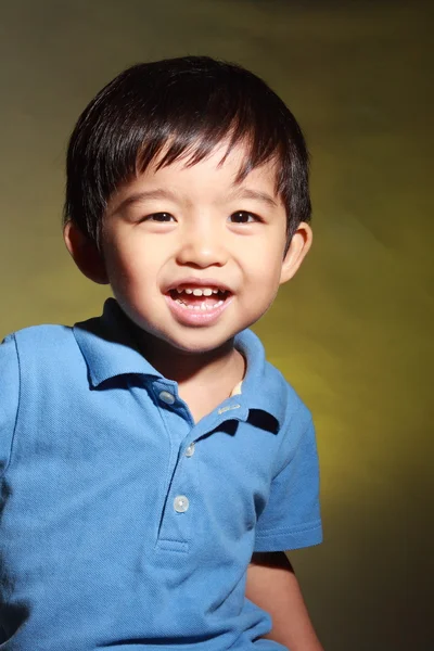 Mooie Aziatische jongen glimlachen — Stockfoto