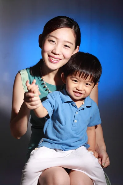 Mooie Aziatische moeder en haar zoon — Stockfoto