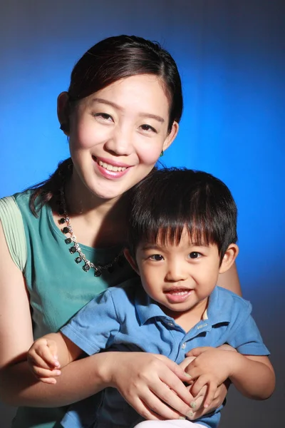 Belle mère asiatique et son fils — Photo