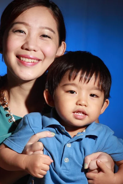 Güzel Asyalı anne ve oğlu — Stok fotoğraf