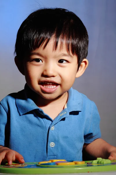 Bela ásia menino sorrindo — Fotografia de Stock