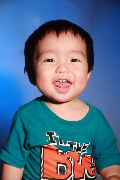 Bela ásia menino sorrindo — Fotografia de Stock