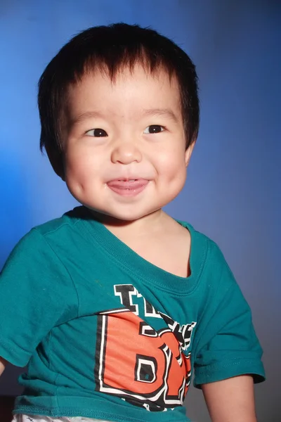 Vackra asiatiska pojke leende Stockfoto