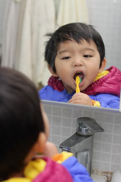 Söt liten pojke borsta tänderna — Stockfoto