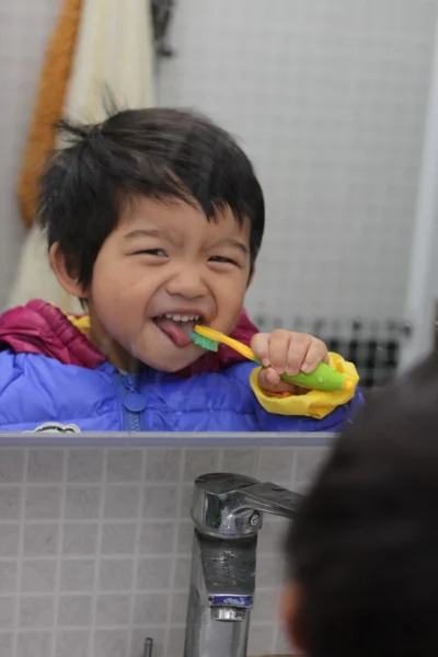 Schattige kleine jongen tanden poetsen Stockafbeelding