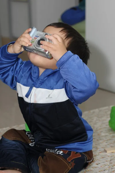 Menino com câmera fotográfica — Fotografia de Stock