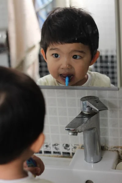 Schattige kleine jongen tanden poetsen Rechtenvrije Stockafbeeldingen