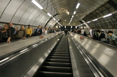 ? ommuting metro istasyonları arasında