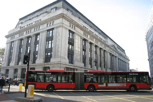 Intersecția de trecere a autobuzului în Londra — Fotografie, imagine de stoc