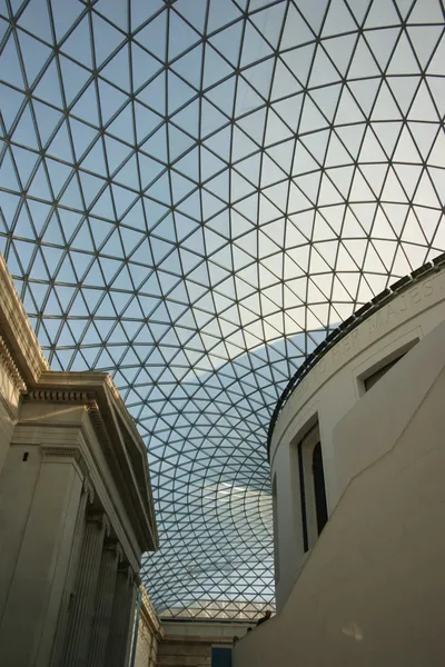 Telhado de vidro no átrio do Museu Britânico em Londres, Inglaterra — Fotografia de Stock