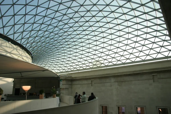 Acoperiș de sticlă pe atriumul British Museum din Londra, Anglia — Fotografie, imagine de stoc