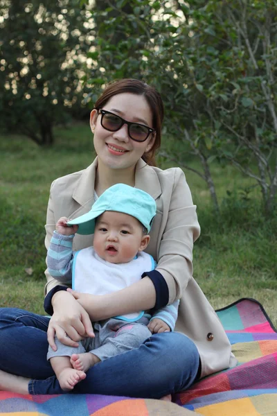 Mãe feliz e seu filho no parque — Fotografia de Stock