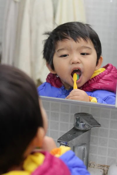 Schattige kleine jongen tanden poetsen Rechtenvrije Stockfoto's