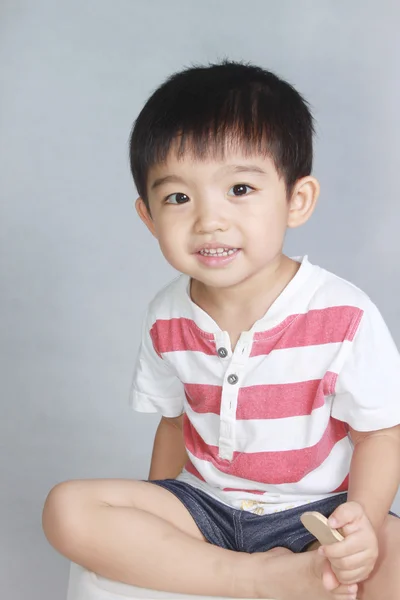 Mooie Aziatische jongen in stripe t-shirt Stockfoto