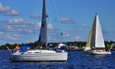 Yelkenli tekneler yarış.