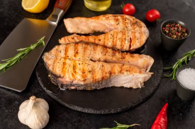 Biberiye ve limonlu ızgara somon bifteği..